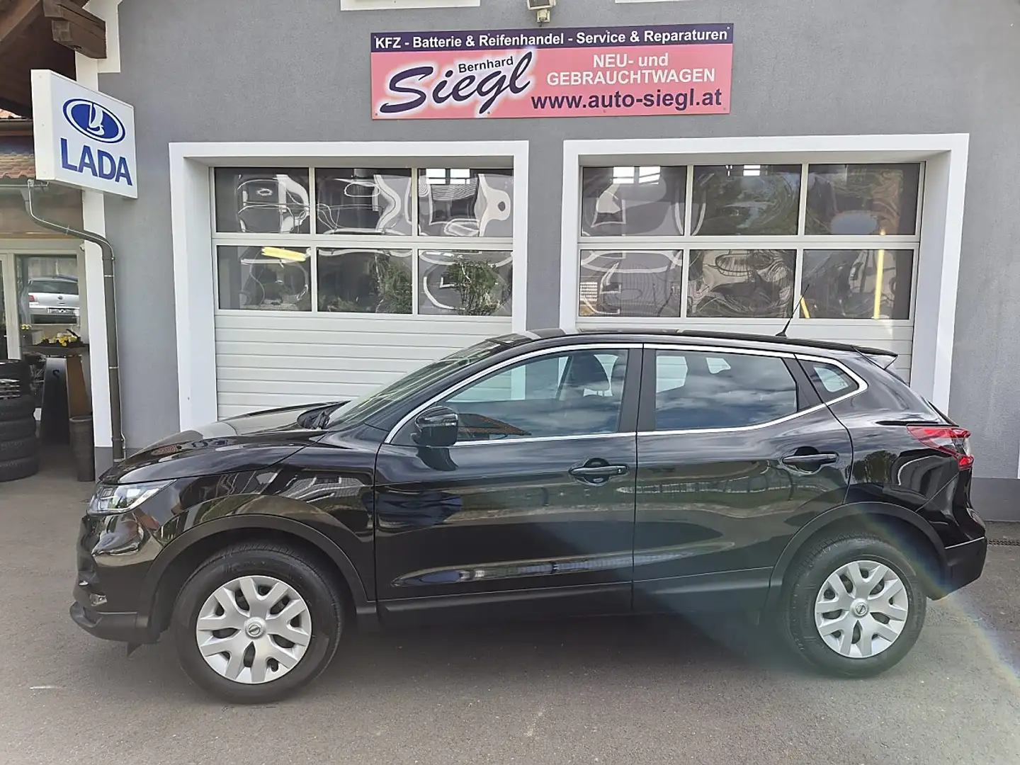 Nissan Qashqai 1,3 DIG-T Visia Schwarz - 1