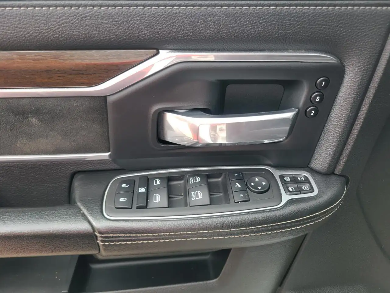RAM 3500 снимка RAM 3500