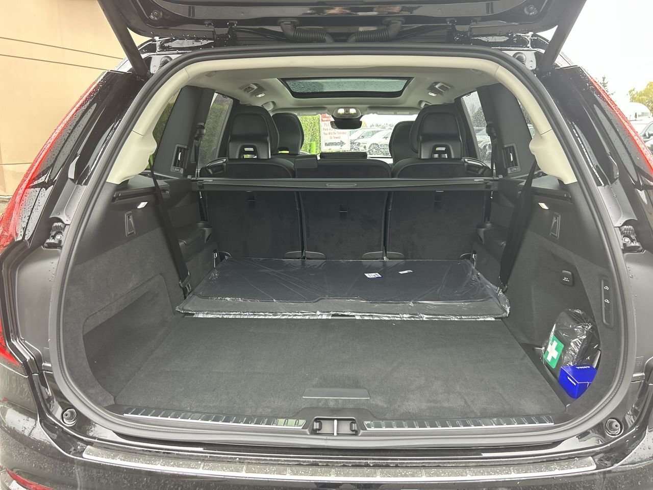 2026 Volvo XC90 Ultra 7-Seater (Dark Theme) Rear Camera Washer | A thumb 32