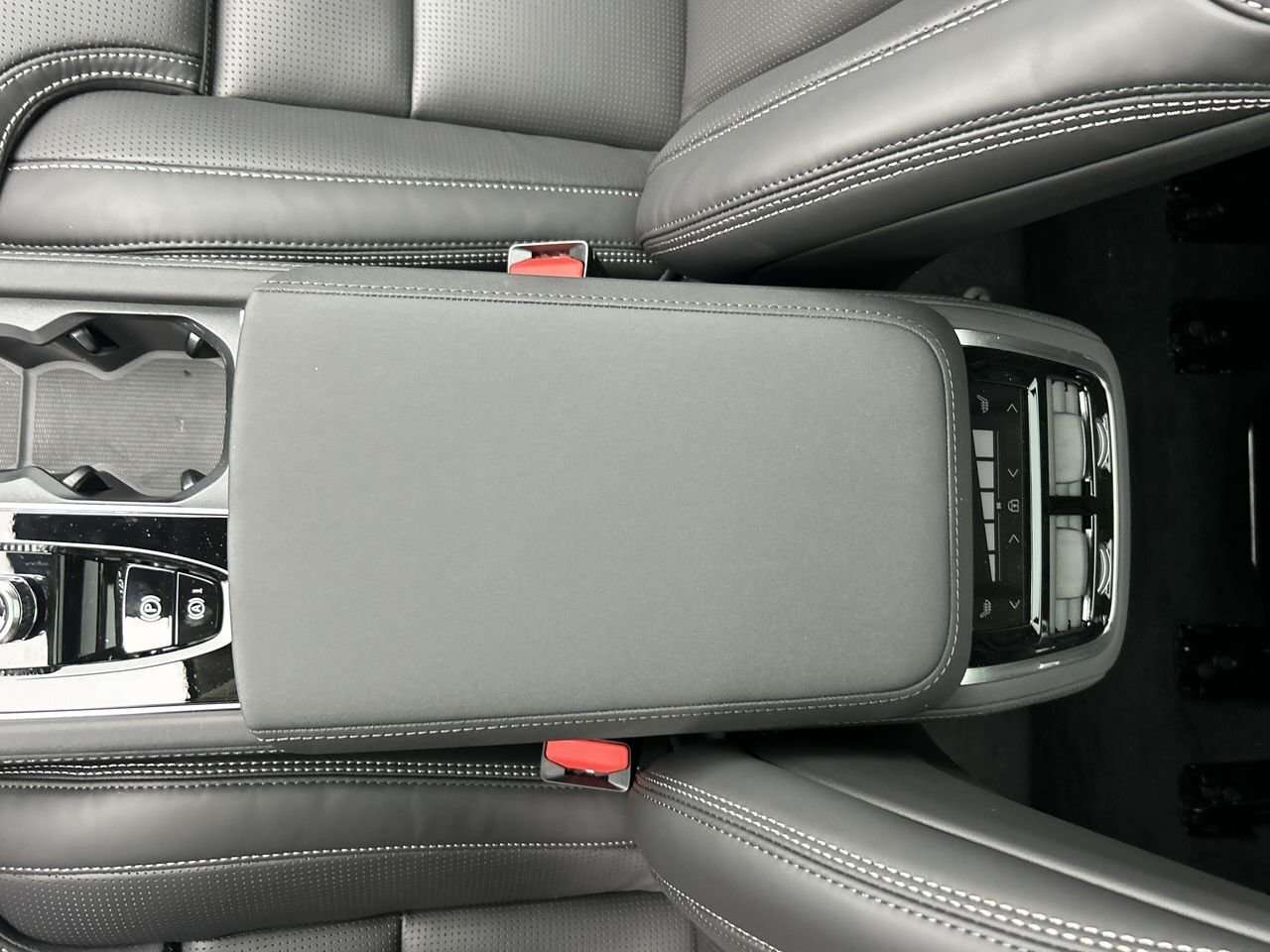 2026 Volvo XC90 Ultra 7-Seater (Dark Theme) Rear Camera Washer | A thumb 29