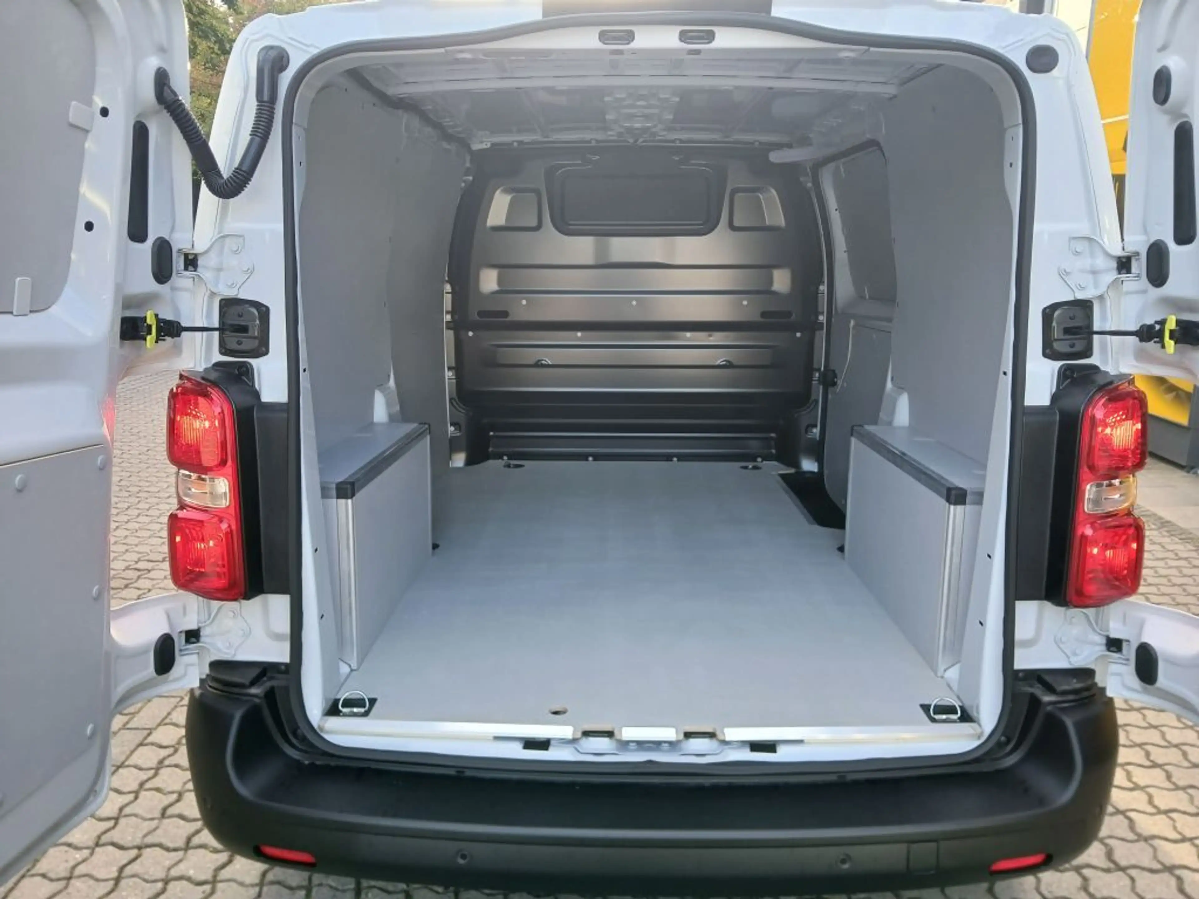 Opel Vivaro 2.2 Diesel 180 M — photo 9