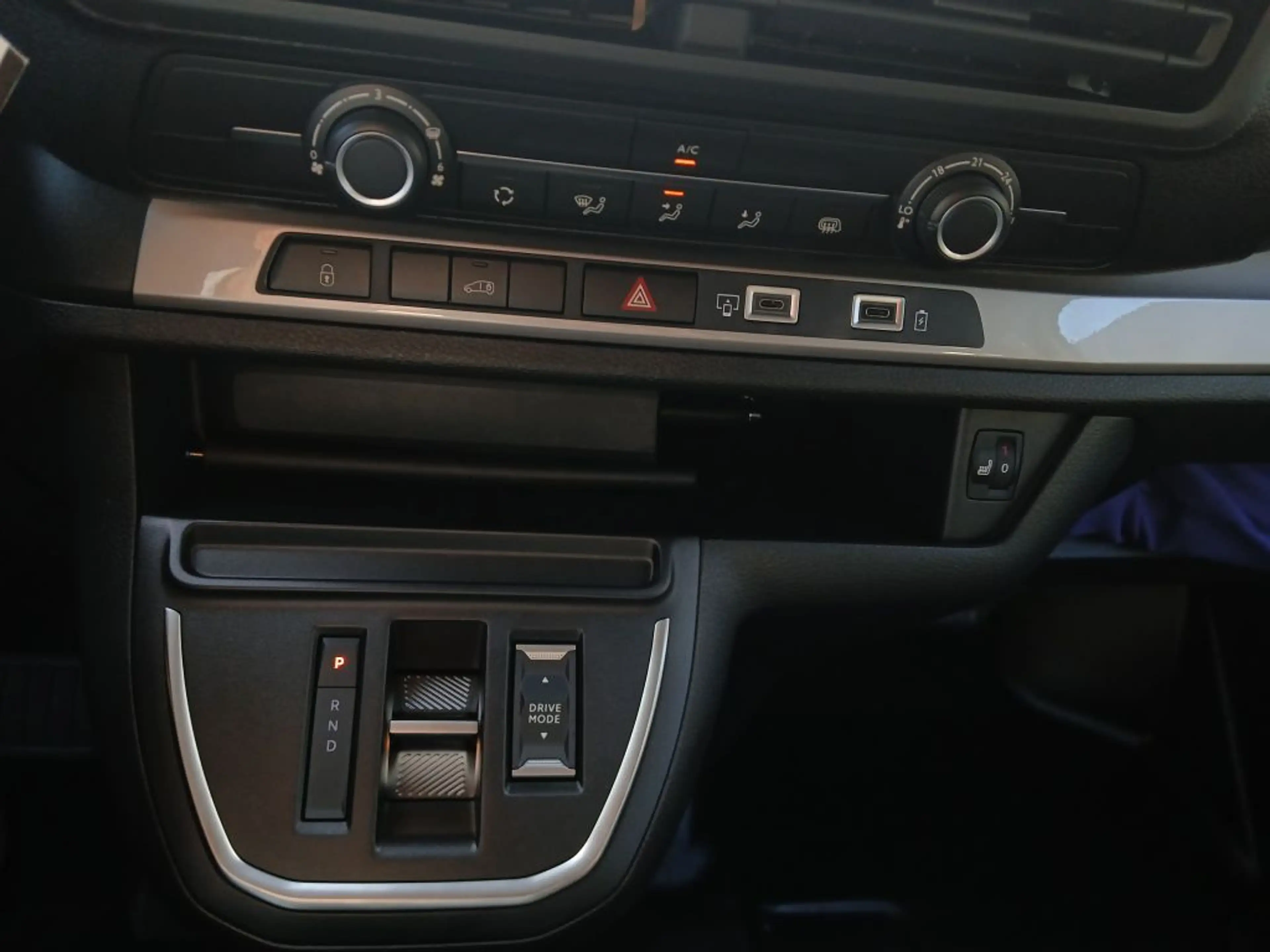 Opel Vivaro 2.2 Diesel 180 M — photo 15