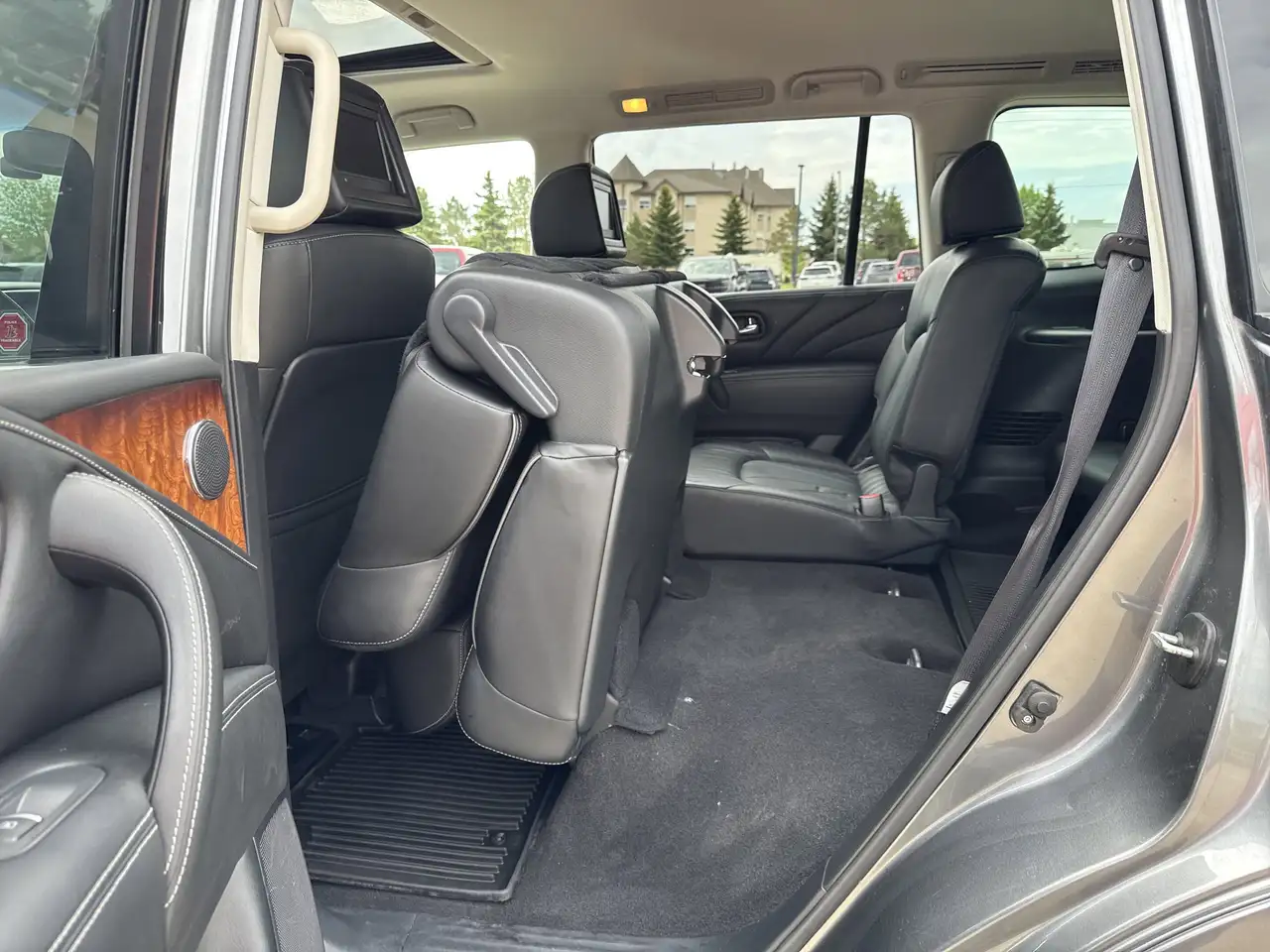 Infiniti QX80 снимка Infiniti QX80
