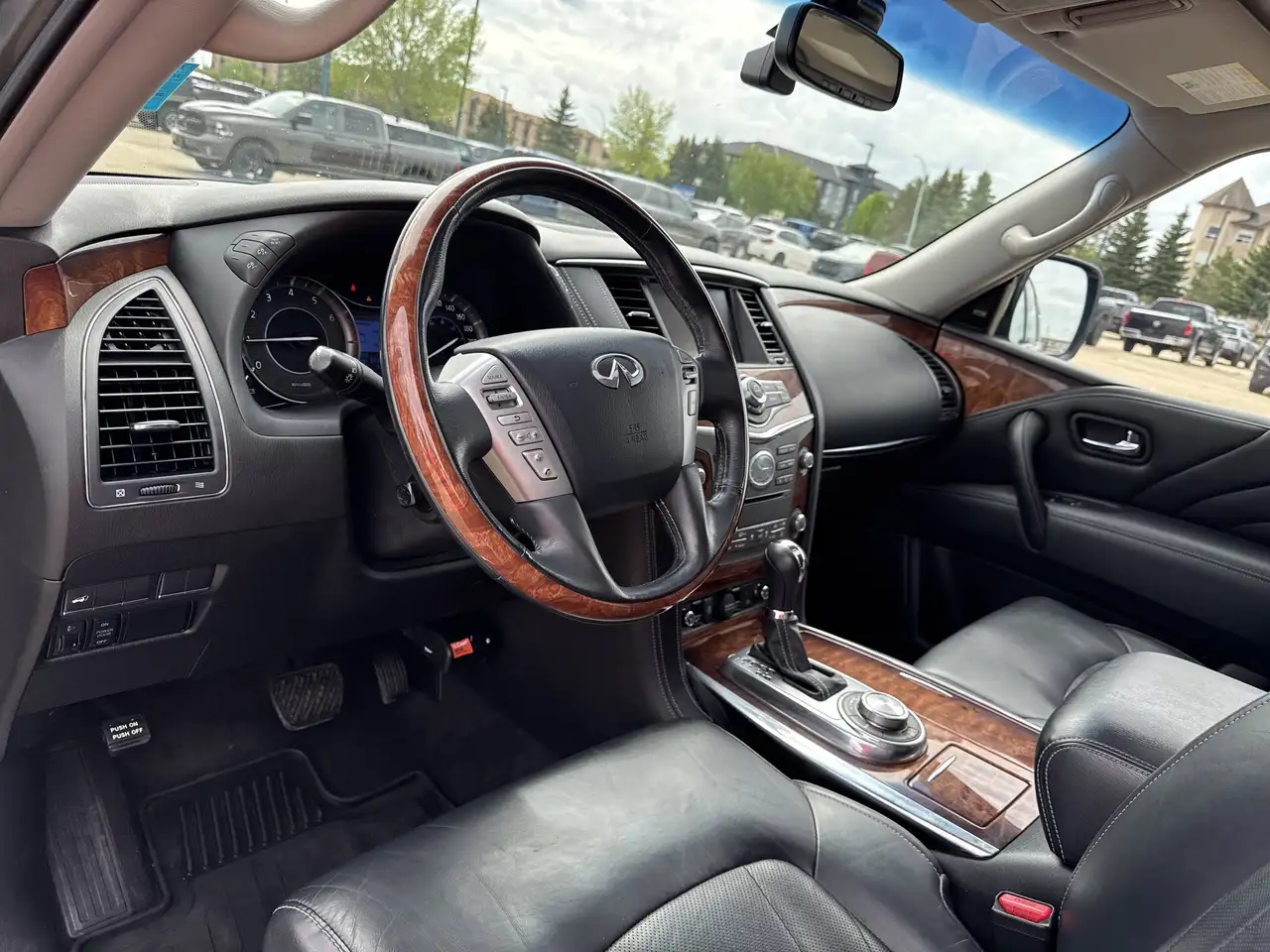 Infiniti QX80 снимка Infiniti QX80