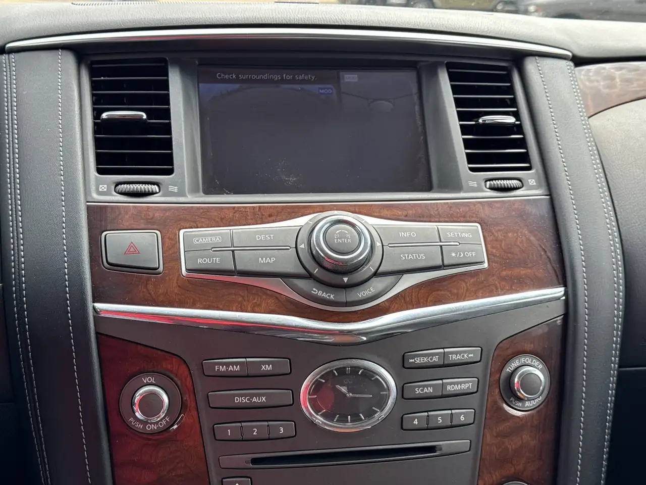 Infiniti QX80 снимка Infiniti QX80