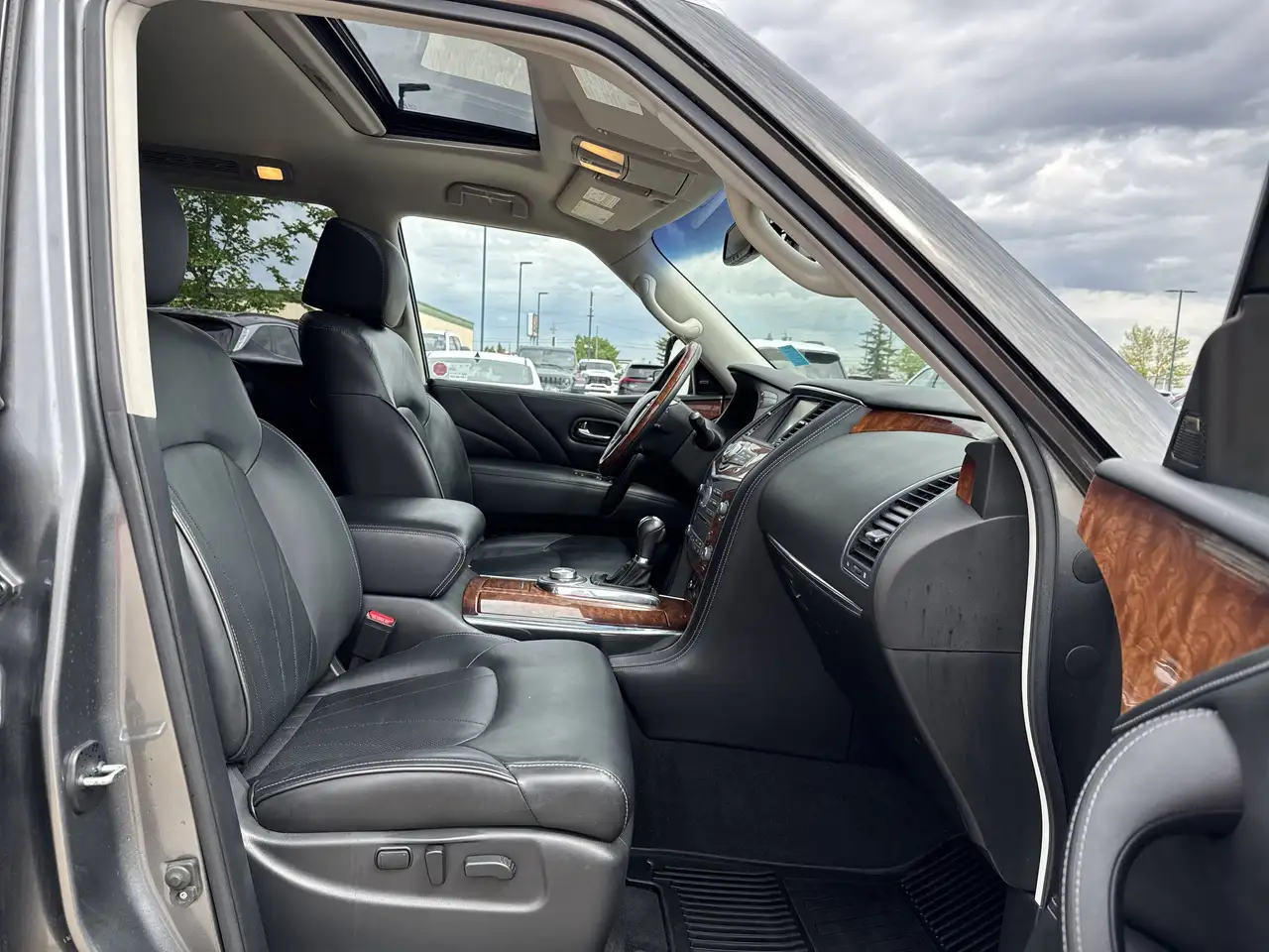 Infiniti QX80 снимка Infiniti QX80