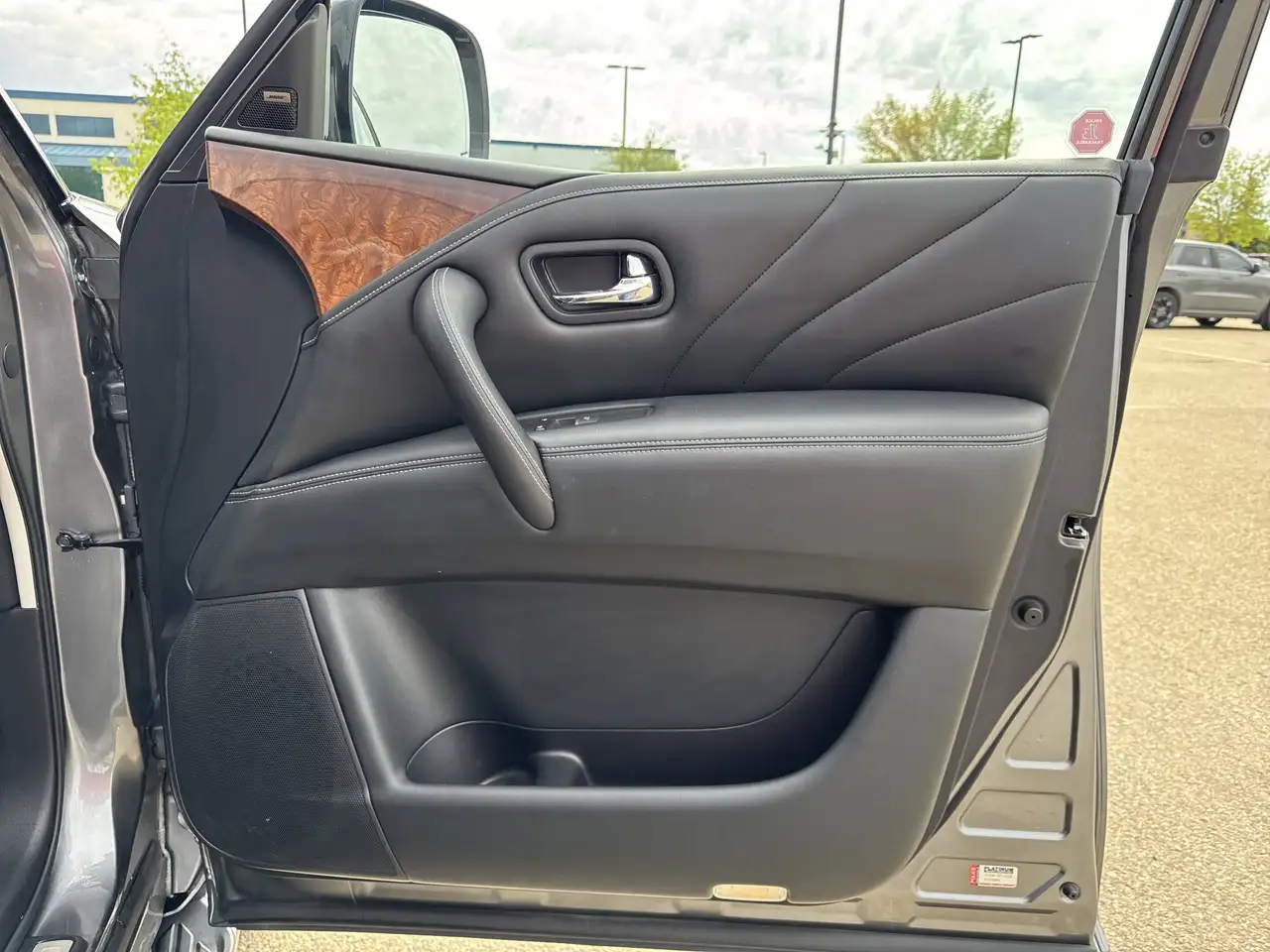 Infiniti QX80 снимка Infiniti QX80