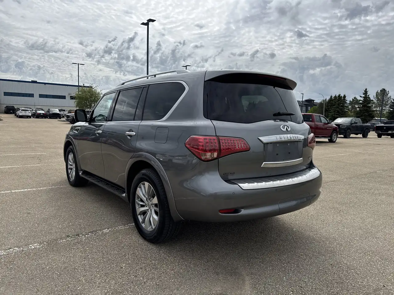Infiniti QX80 снимка Infiniti QX80