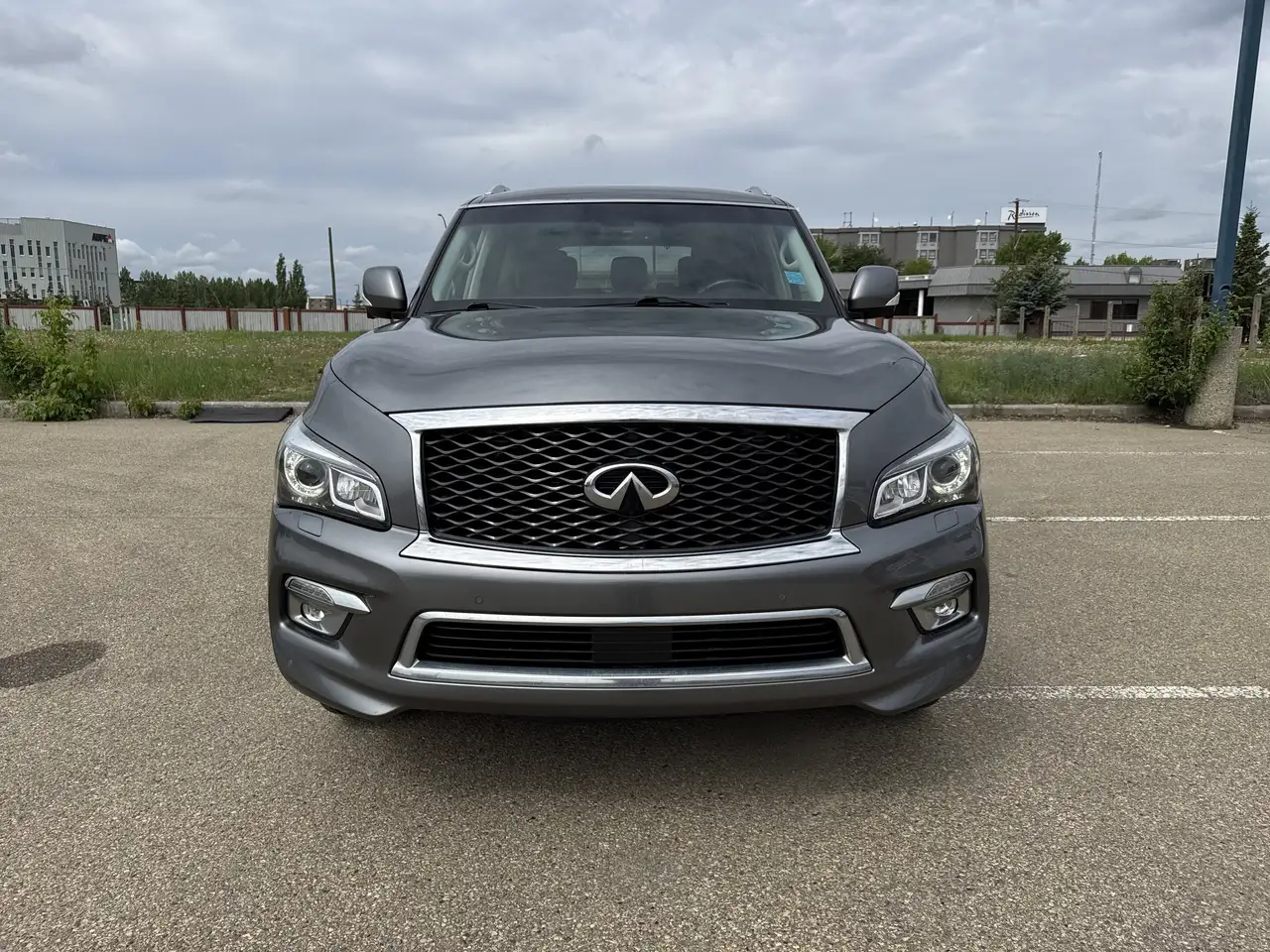 Infiniti QX80 снимка Infiniti QX80