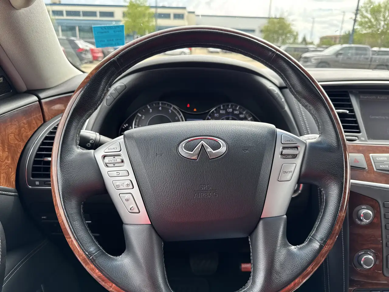 Infiniti QX80 снимка Infiniti QX80