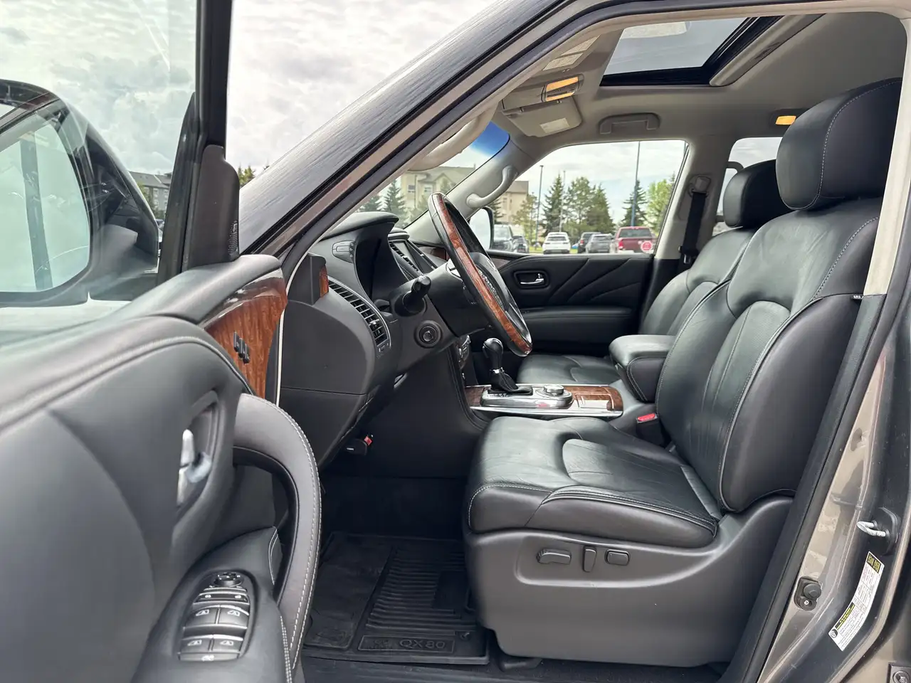 Infiniti QX80 снимка Infiniti QX80