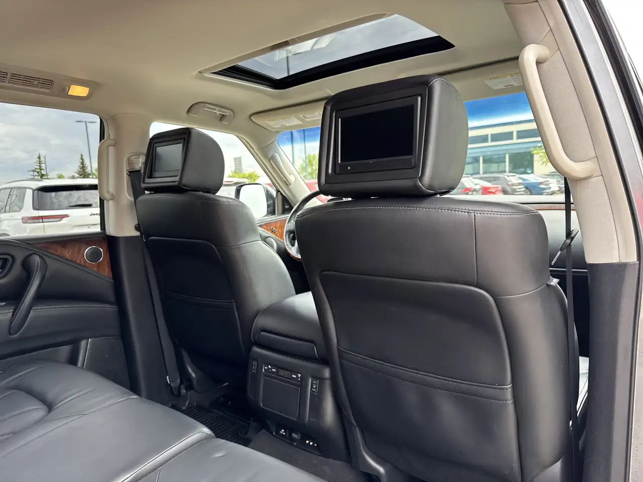 Infiniti QX80 снимка Infiniti QX80
