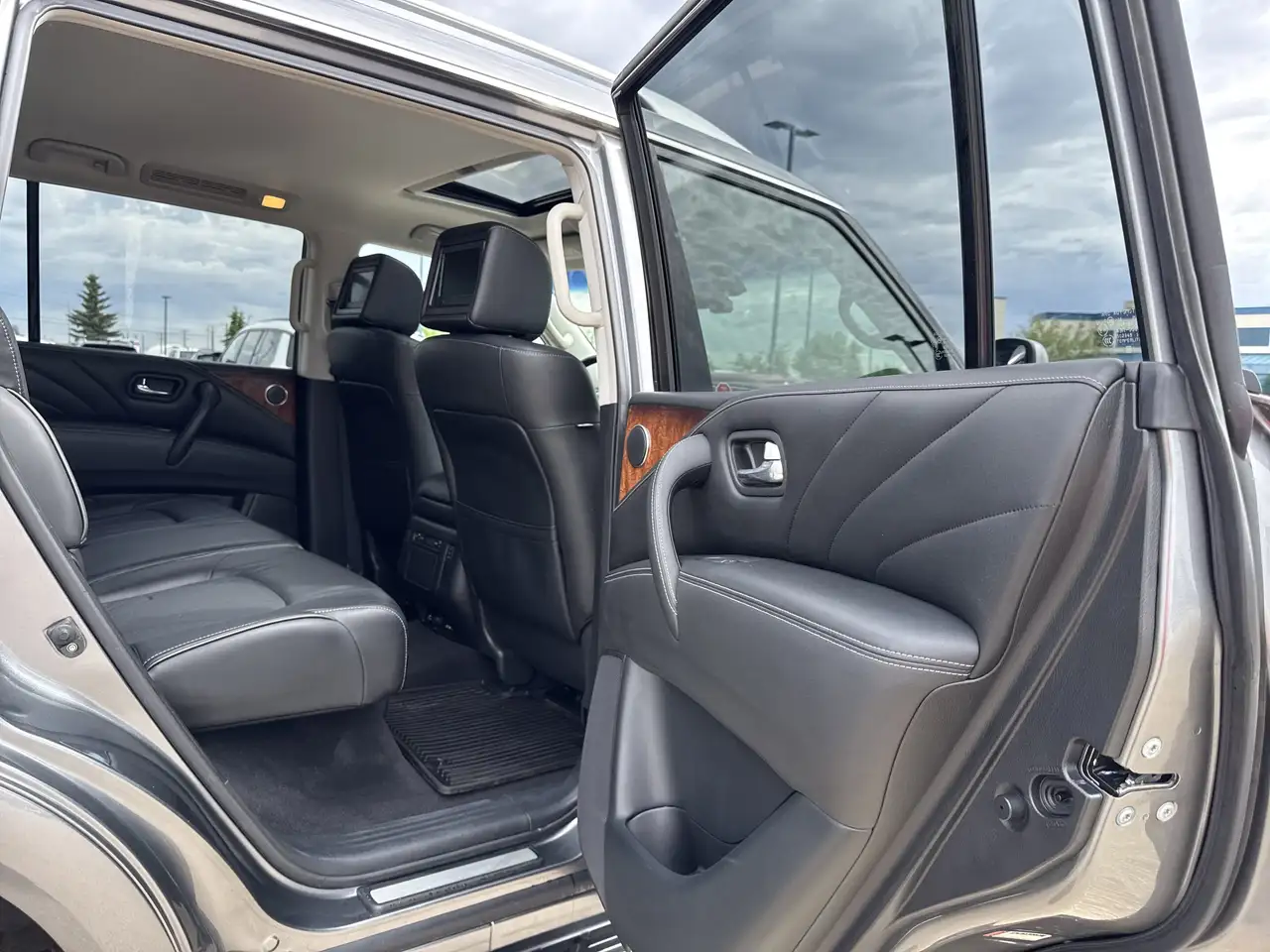 Infiniti QX80 снимка Infiniti QX80