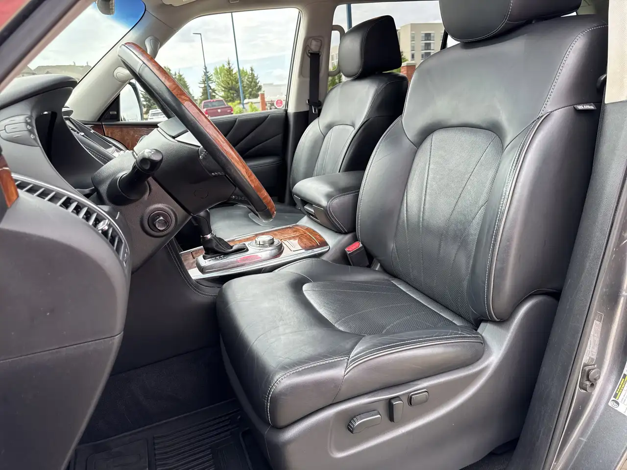 Infiniti QX80 снимка Infiniti QX80