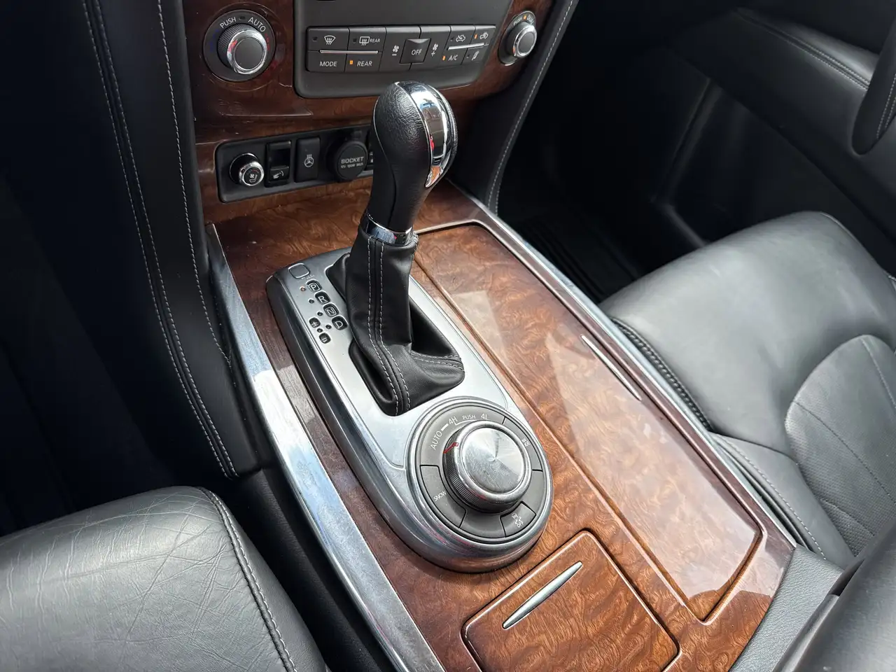 Infiniti QX80 снимка Infiniti QX80