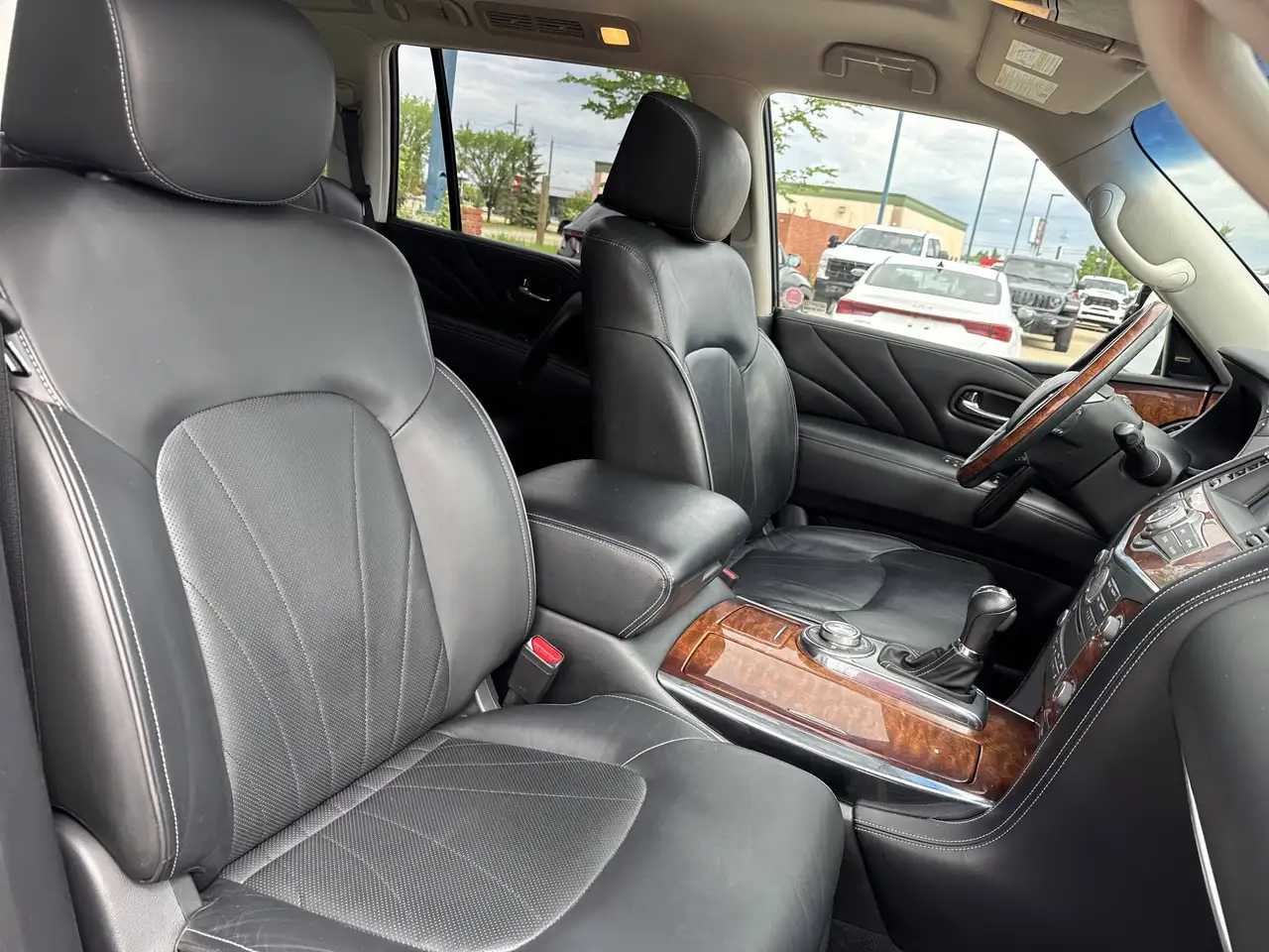 Infiniti QX80 снимка Infiniti QX80
