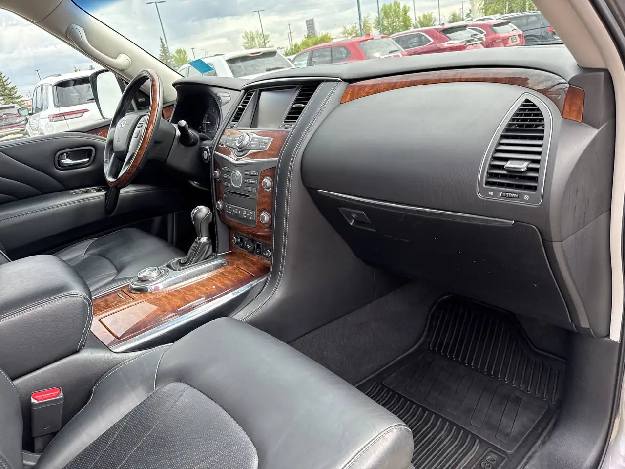 Infiniti QX80 снимка Infiniti QX80