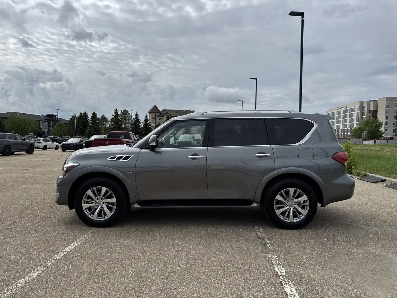 Infiniti QX80 снимка Infiniti QX80
