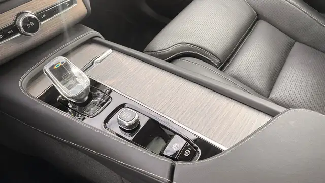 Volvo XC90 view 12