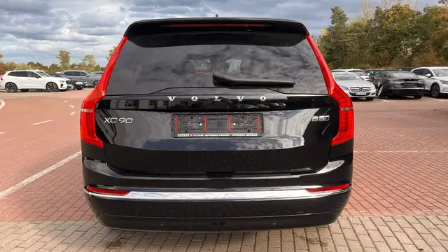 Volvo XC90 view 5