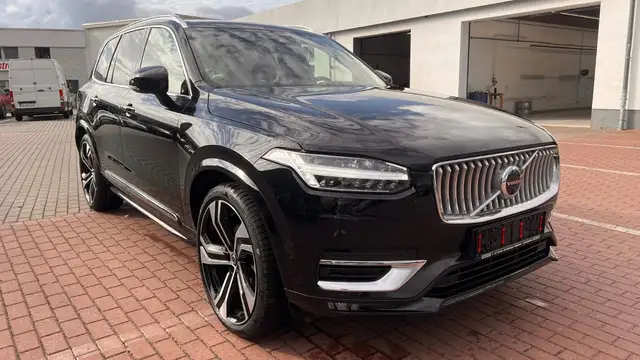 Volvo XC90 view 8