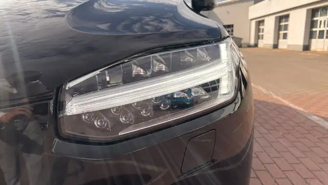 Volvo XC90 view 10