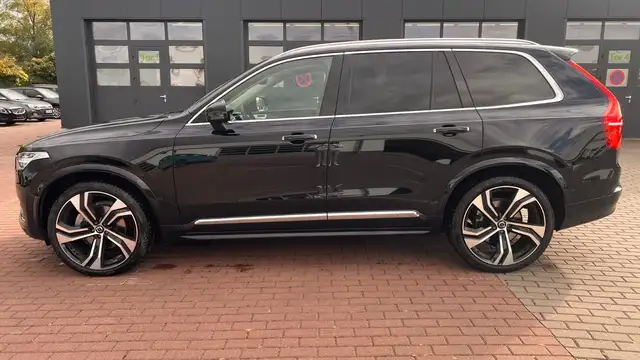 Volvo XC90 view 3