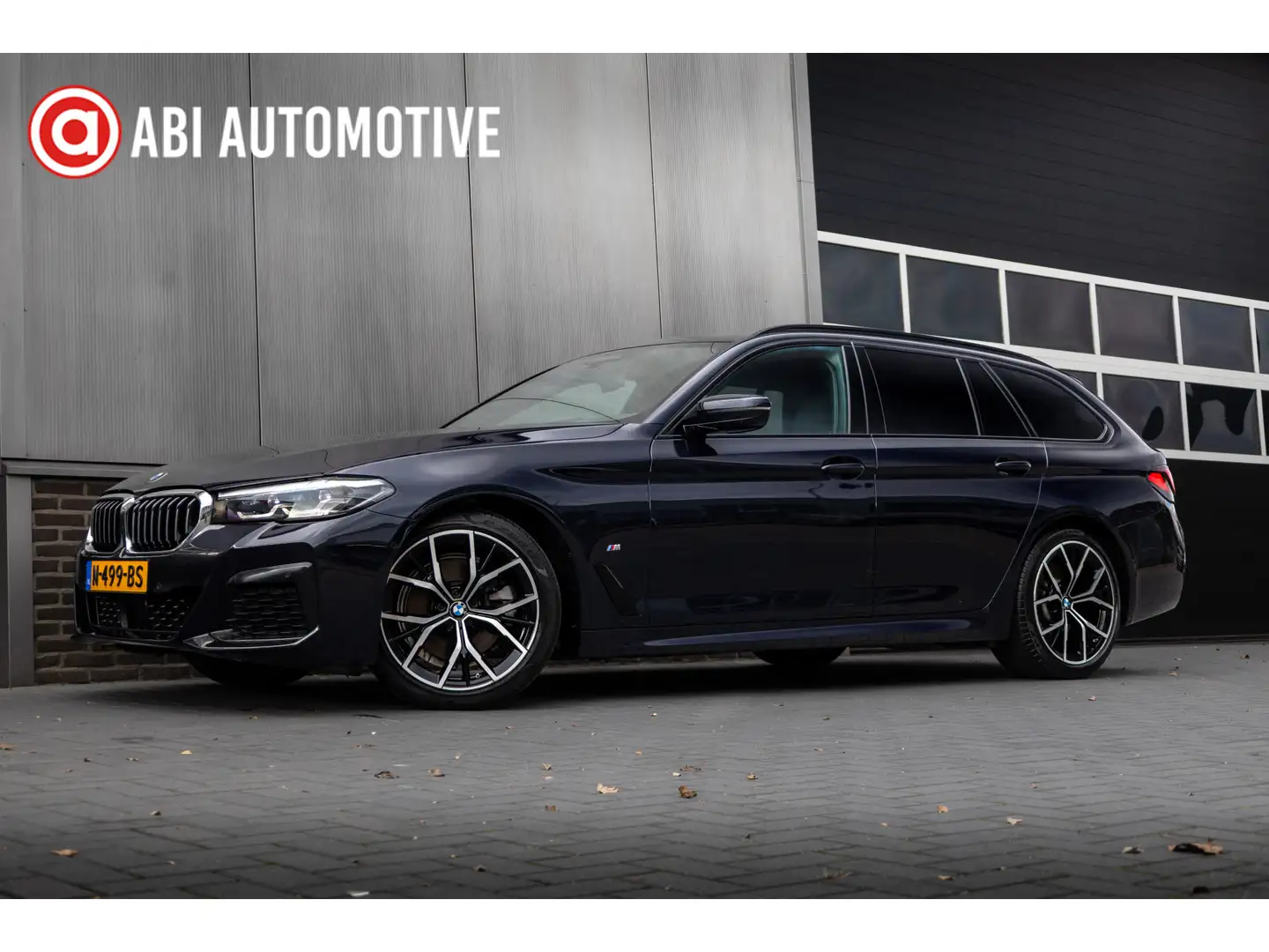 BMW 520 5-serie Touring 520d 191 pk High Executive M-Sport Zwart - 1