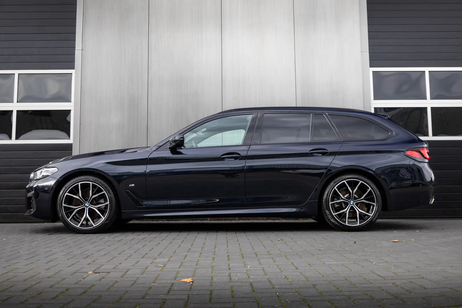 BMW 520 5-serie Touring 520d 191 pk High Executive M-Sport Zwart - 2