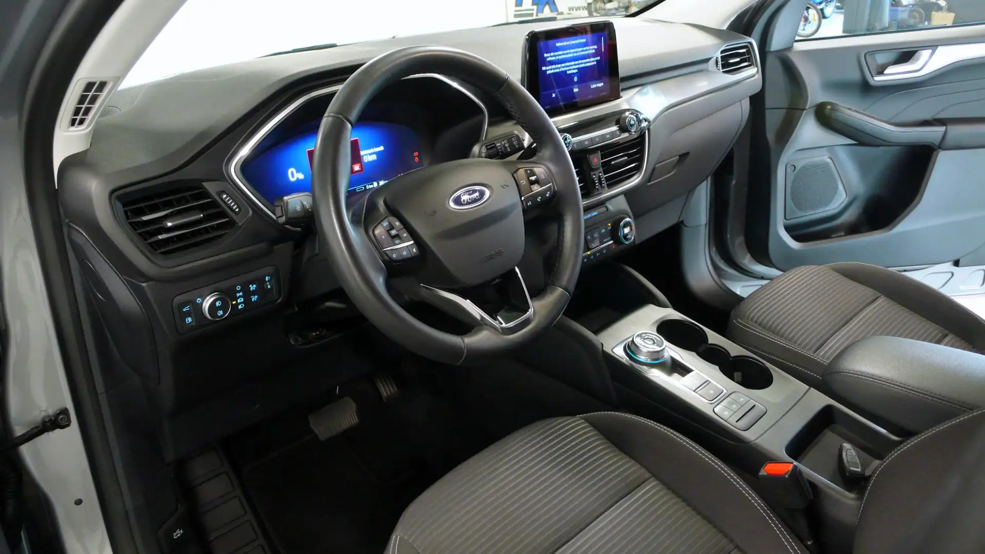 Ford Kuga 2.5 PHEV Titanium | 1e eigenaar | Trekhaak | Nieuw Grijs - 2