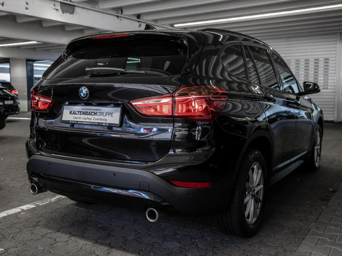 BMW X1 sDrive 18d FACEL. HUD NAVI KAMERA SHZ PDC Zwart - 2