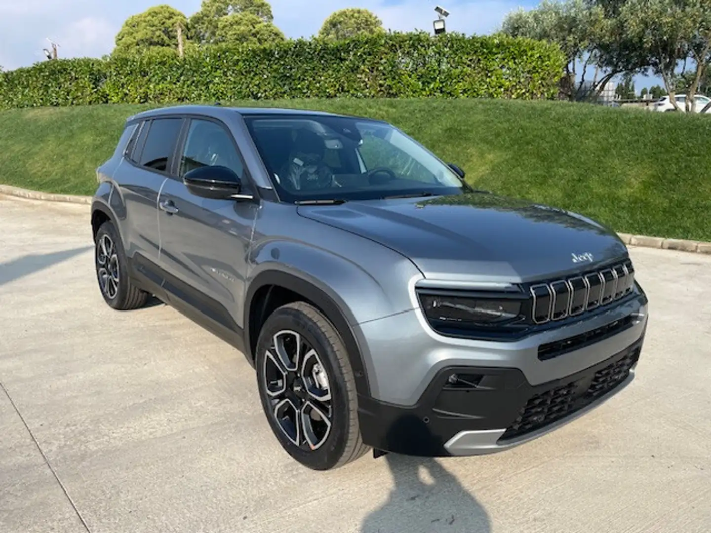 Jeep Avenger 1.2 Turbo 100 CV MHEV Summit Grijs - 2