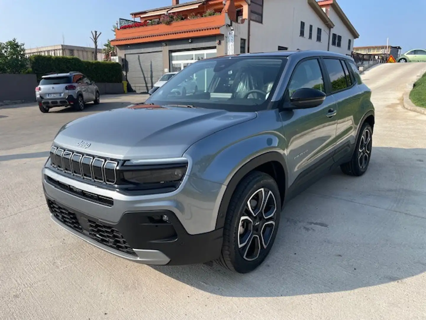 Jeep Avenger 1.2 Turbo 100 CV MHEV Summit Grijs - 1
