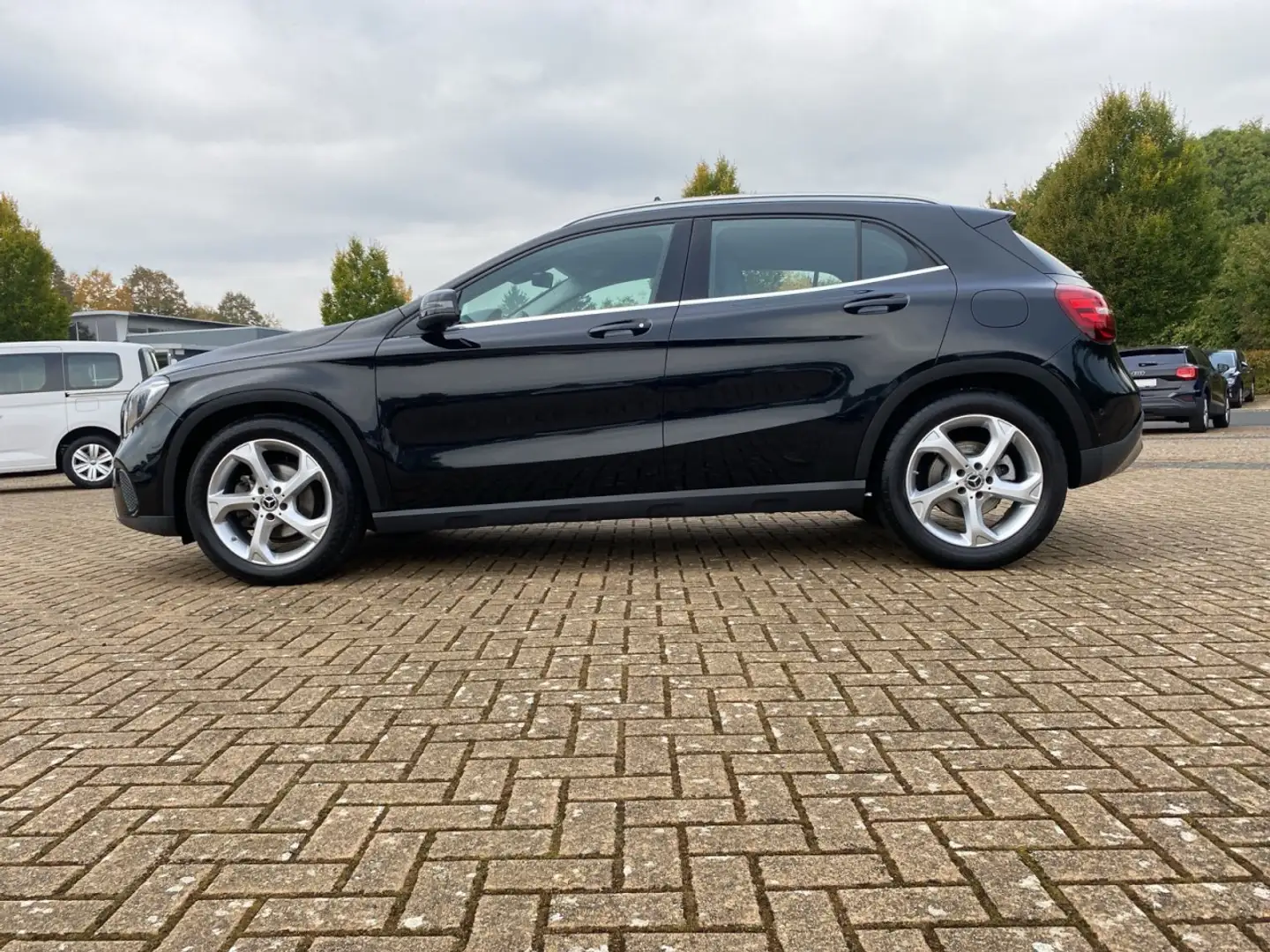 Mercedes-Benz GLA 180 Urban *RFK*LED*NAVI*DAB*TEILLEDER*SHZG* Klima Nero - 2