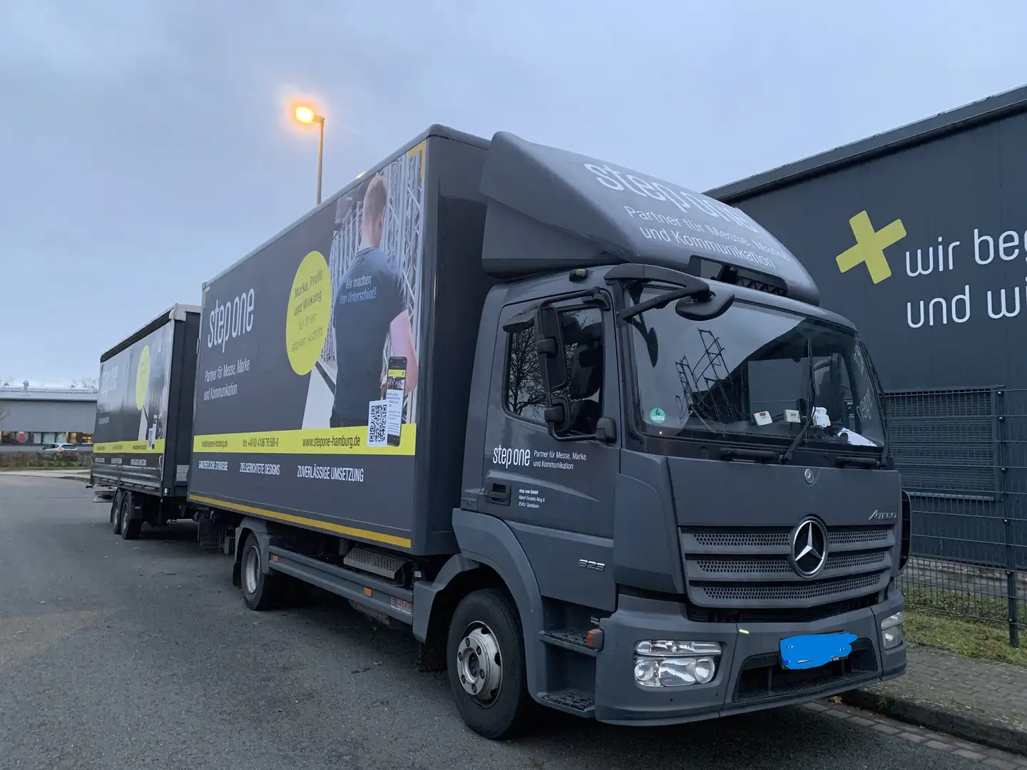 Mercedes-Benz Atego 823 L Koffer Palfinger Ladebordwand + Anhänger Grau - 1