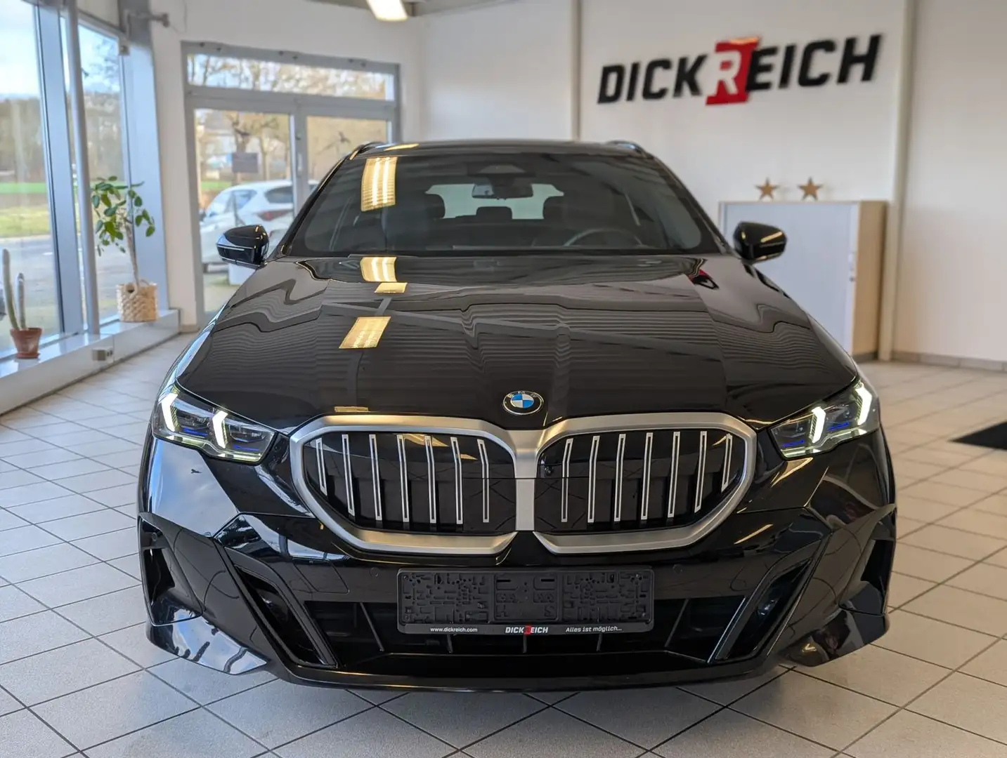 BMW 520 d M-Sport Innov.-Paket H/K LED Pano AHK 360° Schwarz - 2