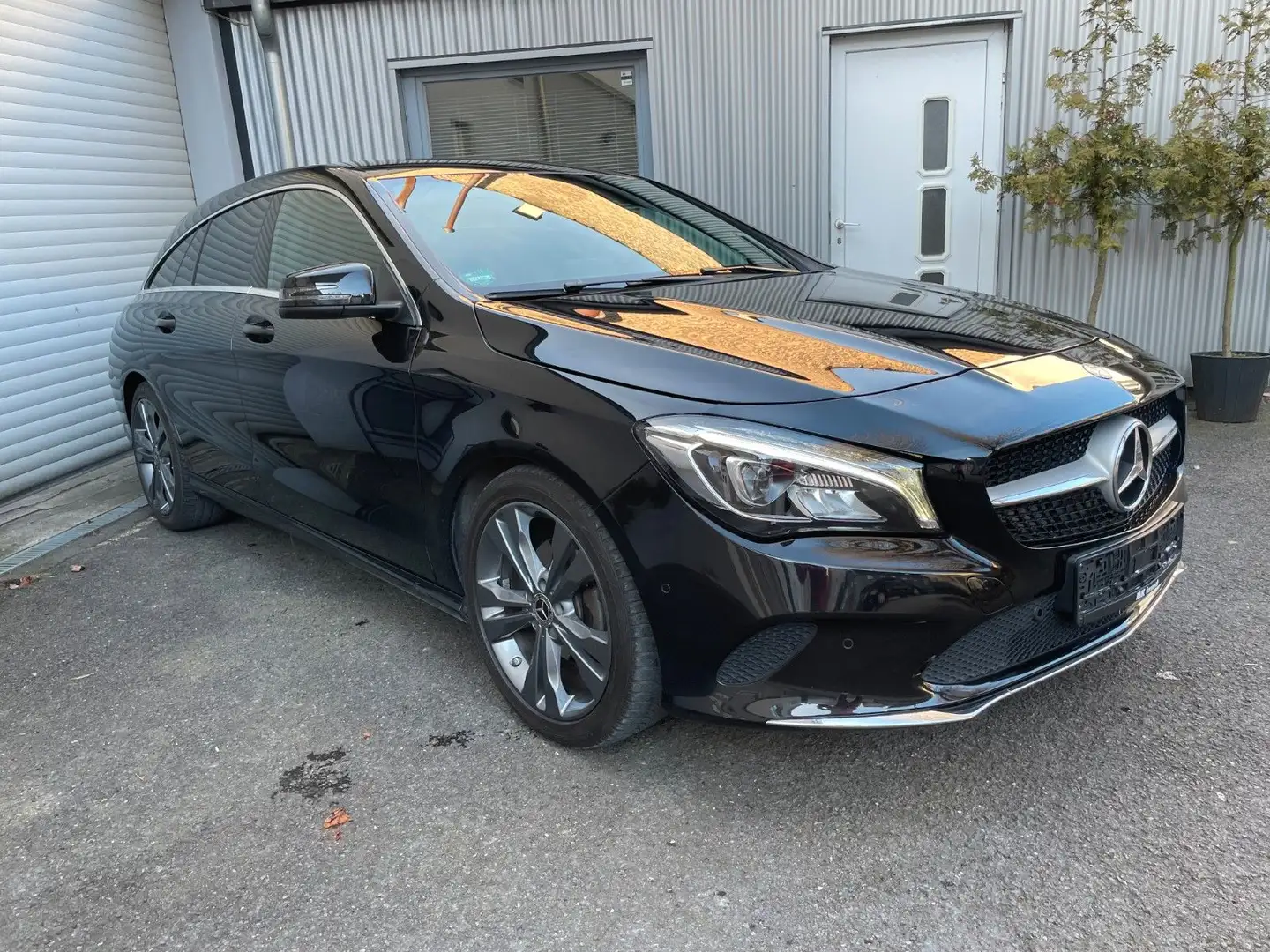 Mercedes-Benz CLA 180 Urban Navi Leder LED PDC Schwarz - 1