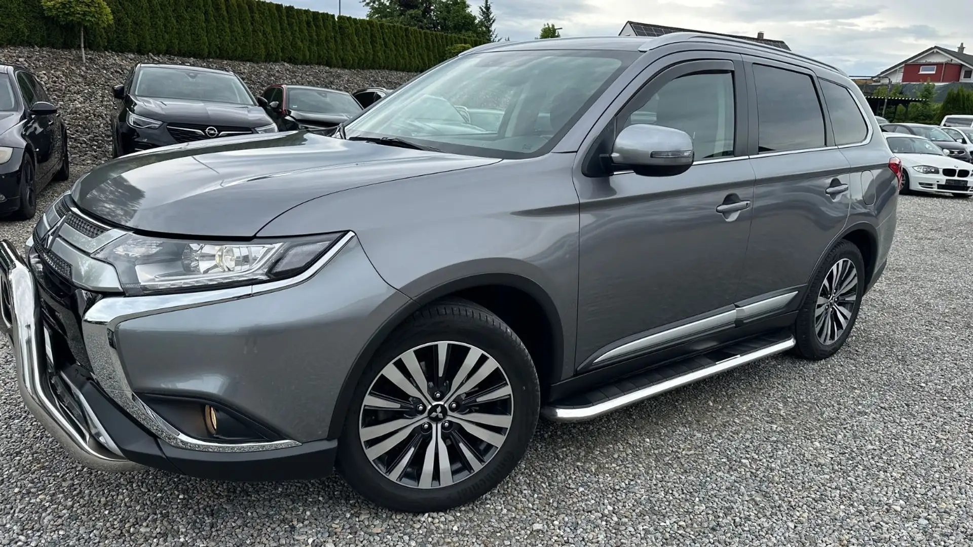 Mitsubishi Outlander 2.0 Diamant  Automatik Navi Kamera Grau - 1