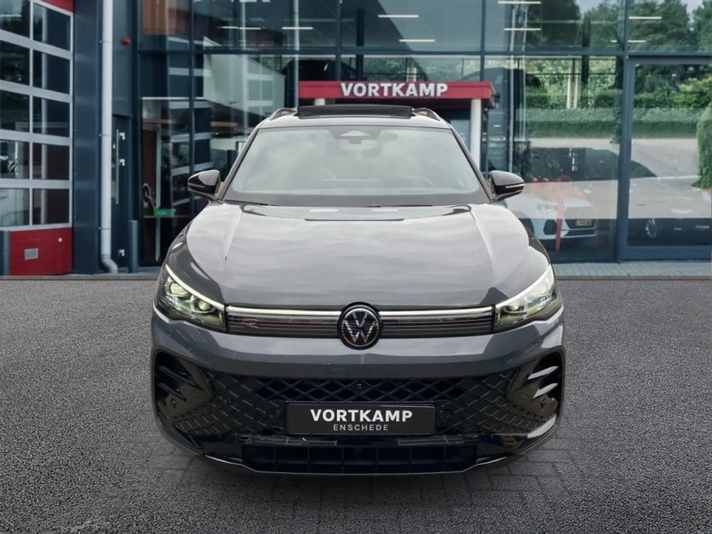 Volkswagen Tiguan 1.5 TSI EHYBRID R-LINE BLACK-OPTIK PANO-DAK/TREKHA Grijs - 2