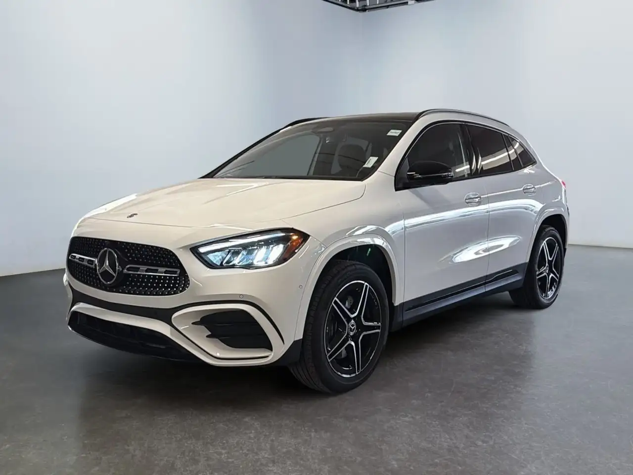 Mercedes-Benz GLA снимка Mercedes-Benz GLA