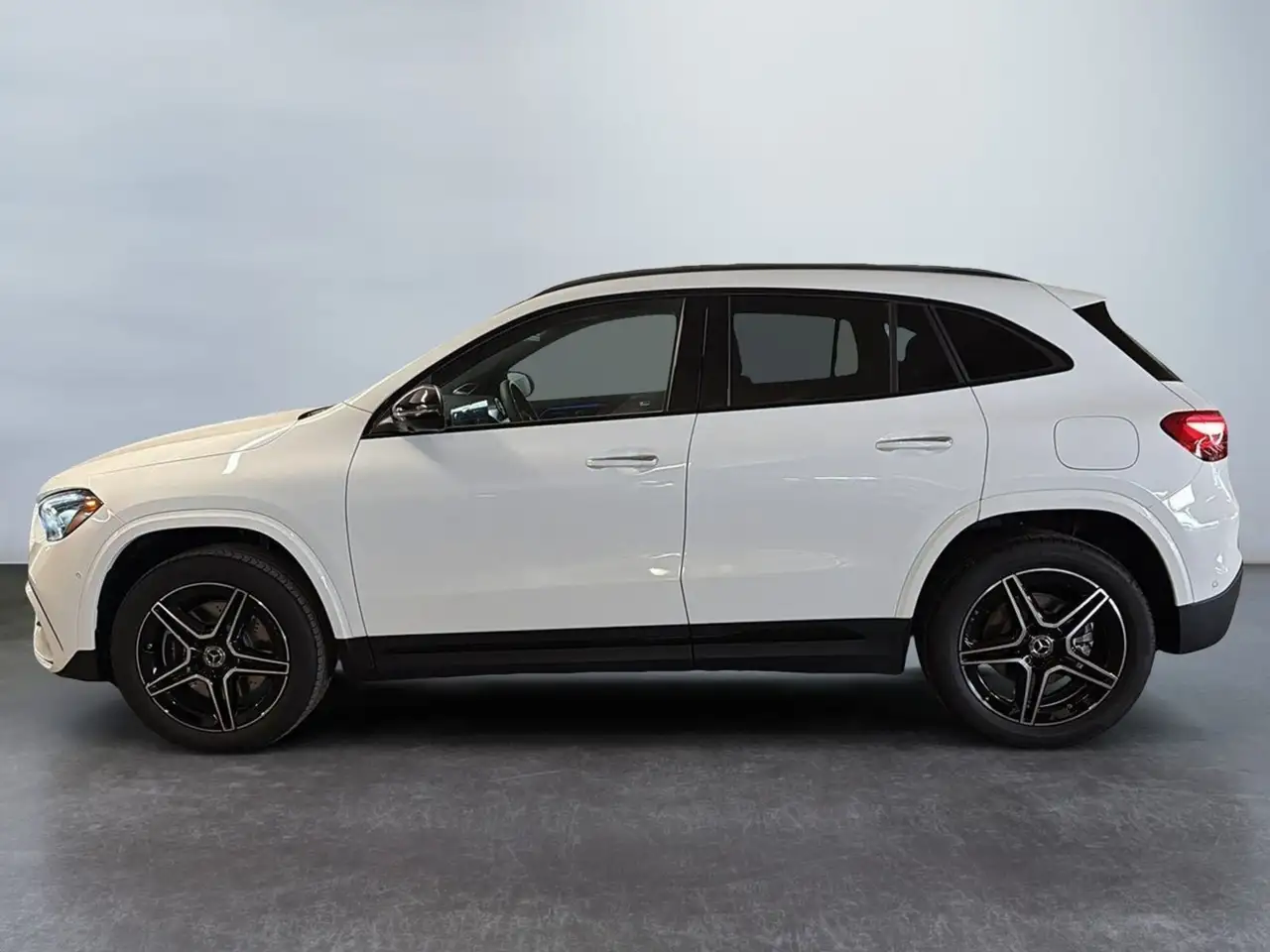 Mercedes-Benz GLA снимка Mercedes-Benz GLA