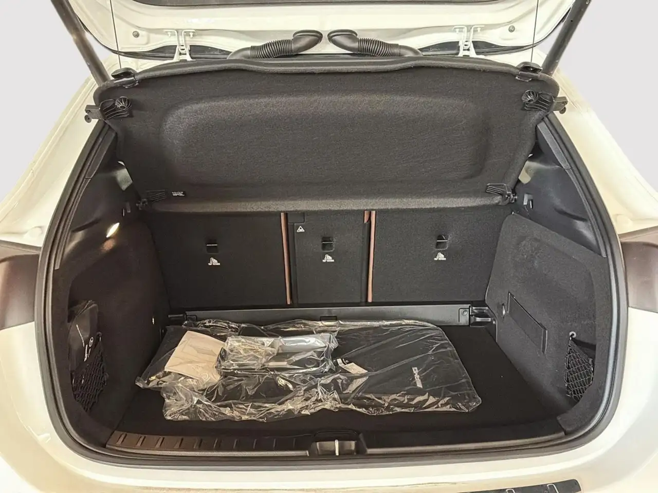 Mercedes-Benz GLA снимка Mercedes-Benz GLA