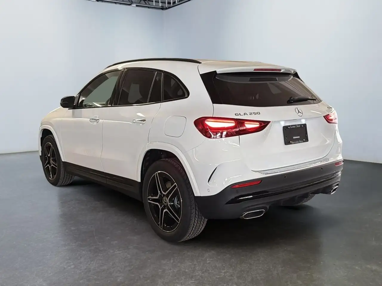 Mercedes-Benz GLA снимка Mercedes-Benz GLA