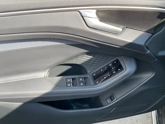 Audi A6 view 12