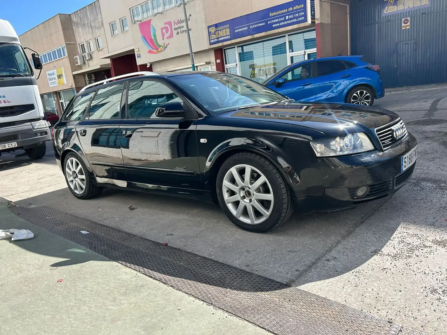 Audi A4 2.5 TDI FAMILIAR 180 CV 6 V Negro - 1