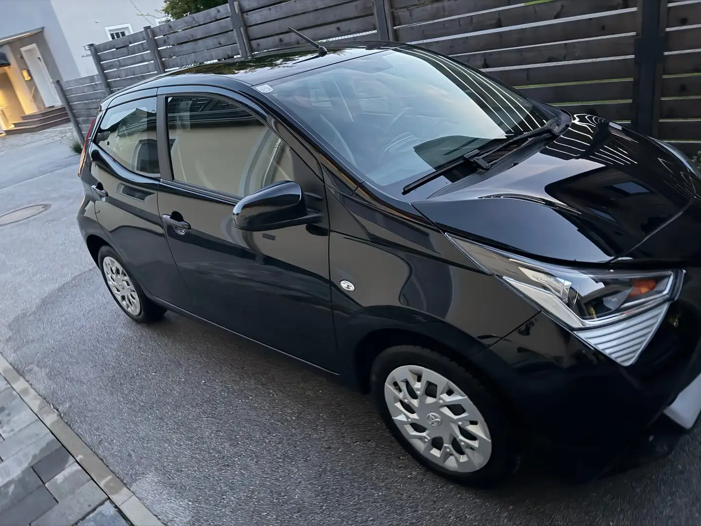 Toyota Aygo Aygo 1,0 VVT-i x x Schwarz - 2