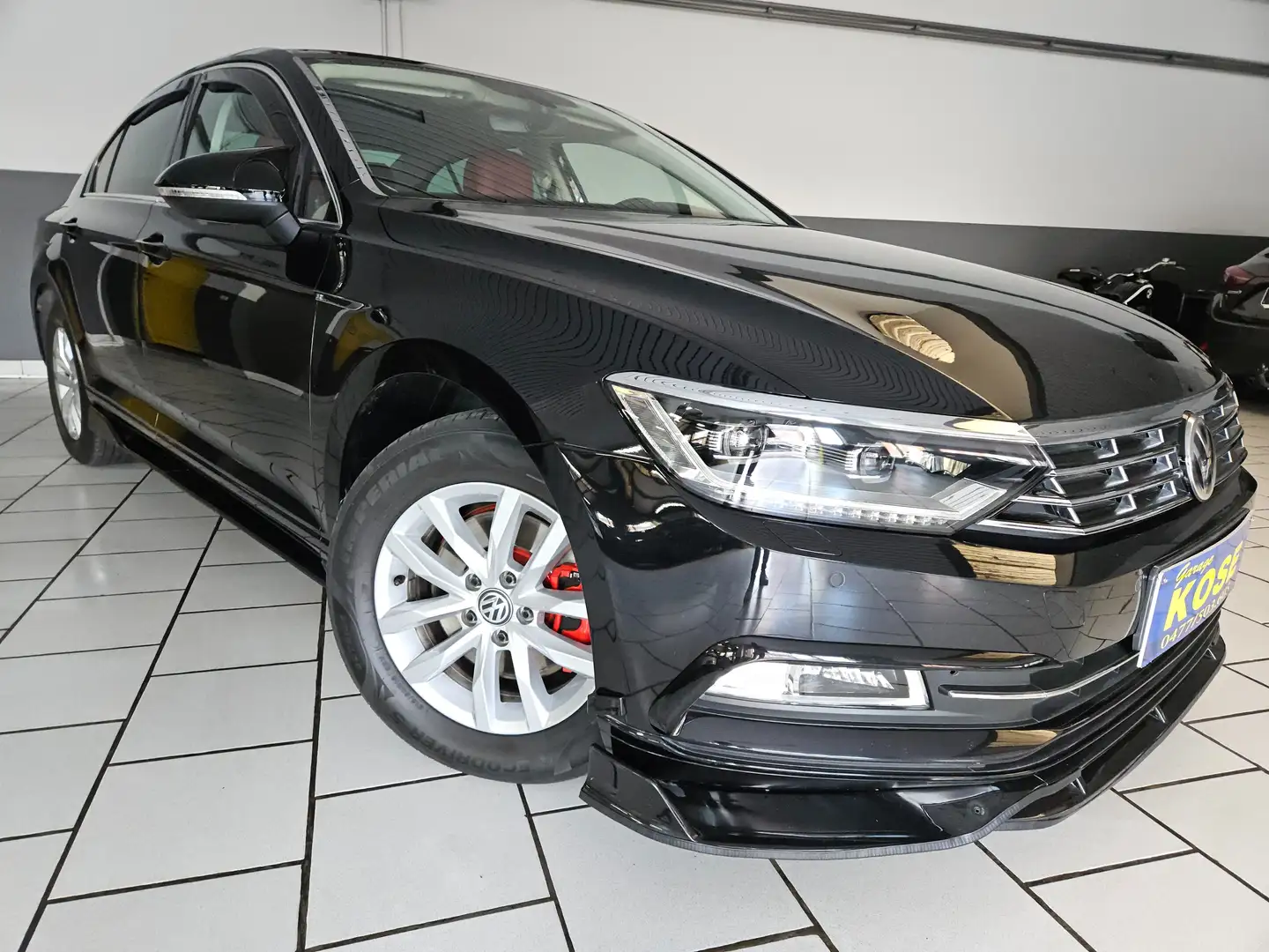 Volkswagen Passat 1.6 CR TDi//CUIR//PHARES LED//NAVIGATION//SUPERBE Zwart - 1