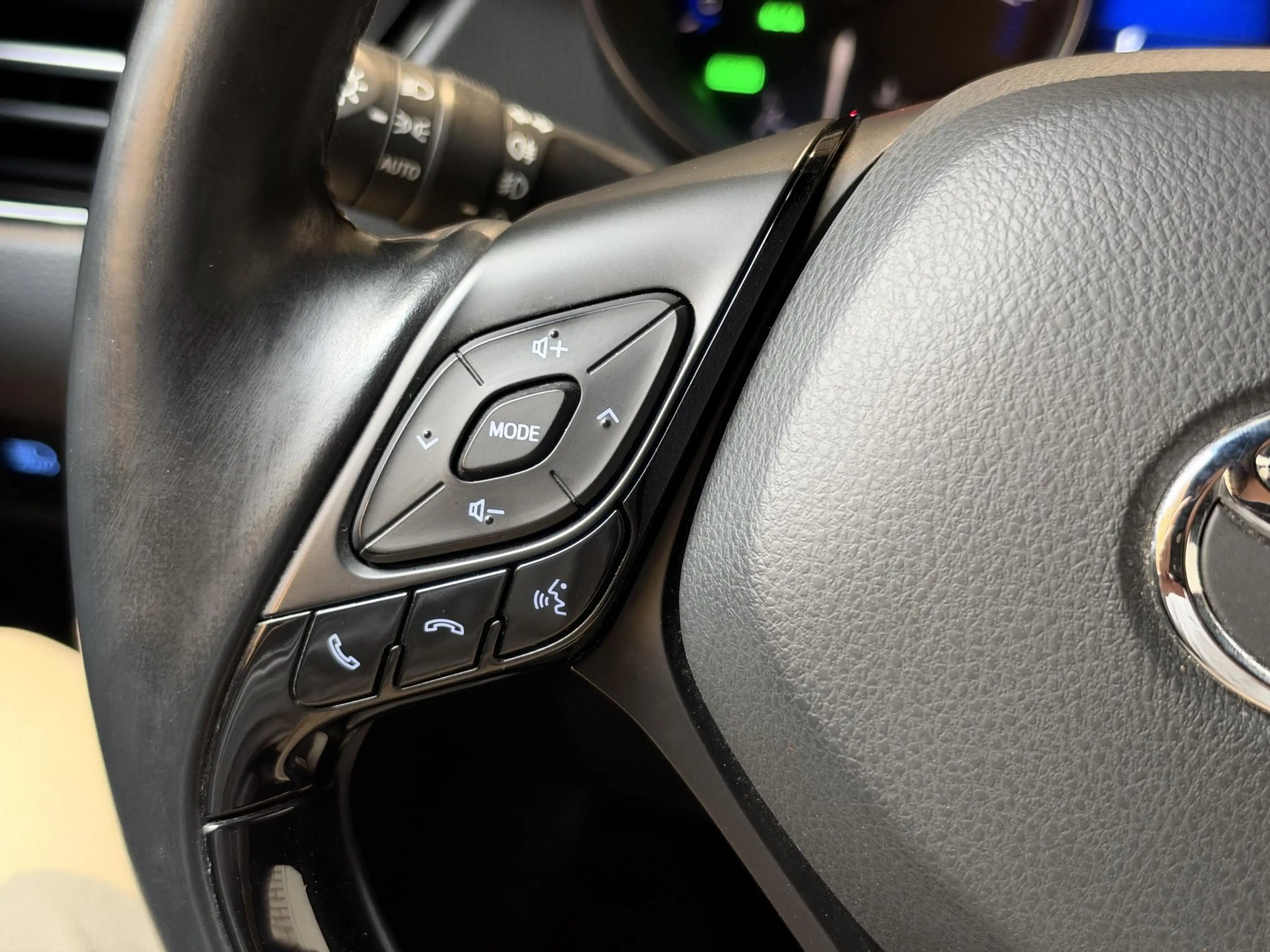 Toyota C-HR 1.8 Hybrid Executive — photo 12