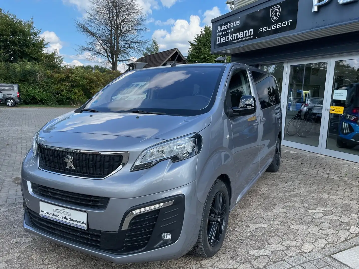 Peugeot Traveller L2 2.0 BlueHDi 180 S&S EAT8 Active Grau - 2