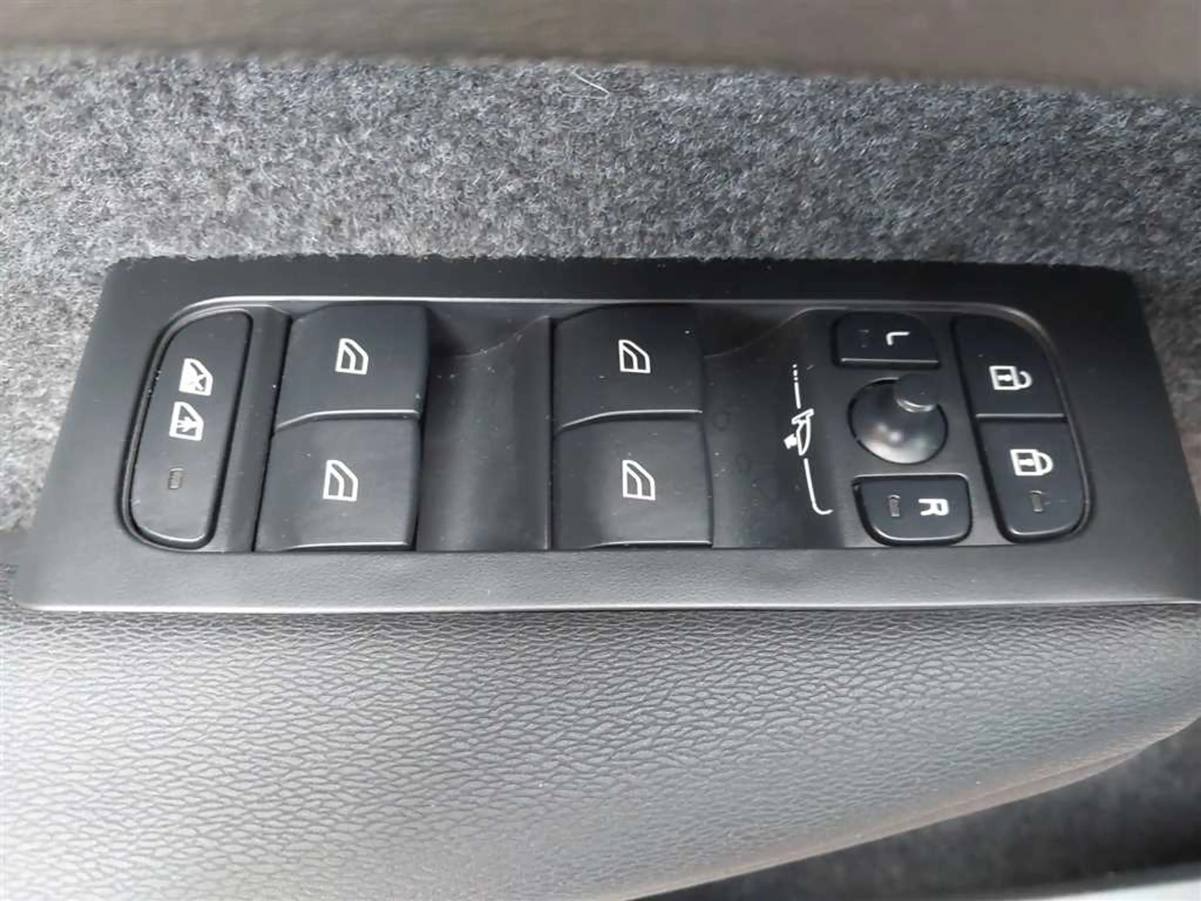 Volvo EC40 Single Motor Extended Range Core 82 kWh — photo 13